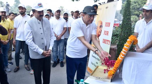 सरदार पटेल को पुष्पांजलि